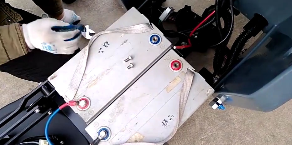 旭潔洗地機(jī)：怎么樣維護(hù)電瓶式洗地機(jī)的電瓶？